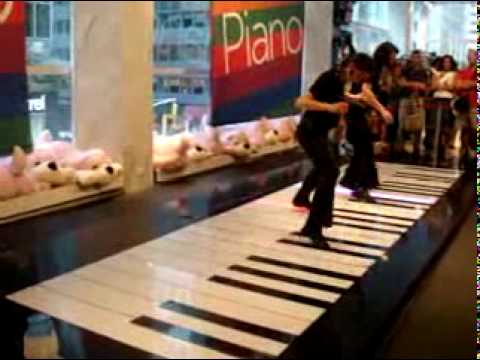 Μπαχ. Αρμόνιο… με τα πόδια!…